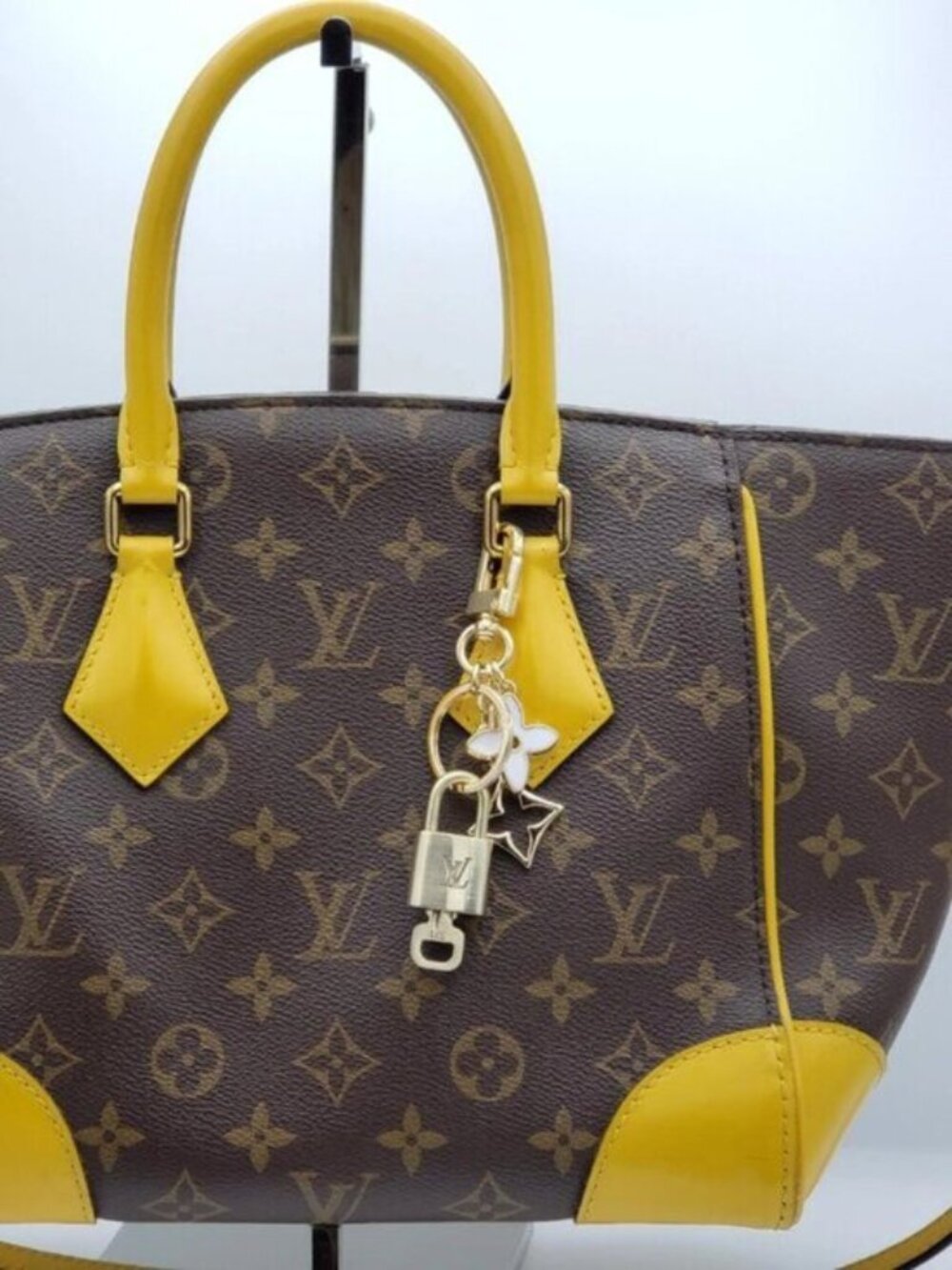 Authentic Louis Vuitton Gold Padlock 🔒Shiny LV Key + Unbranded Flower Bag Charm - Picture 5 of 12